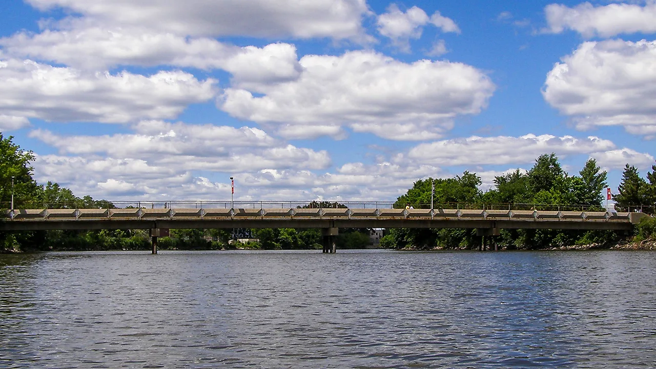 Fairleigh Dickinson University pedestrian bridge across the Hackensack River, photographed in 2007 at the Metropolitan campus