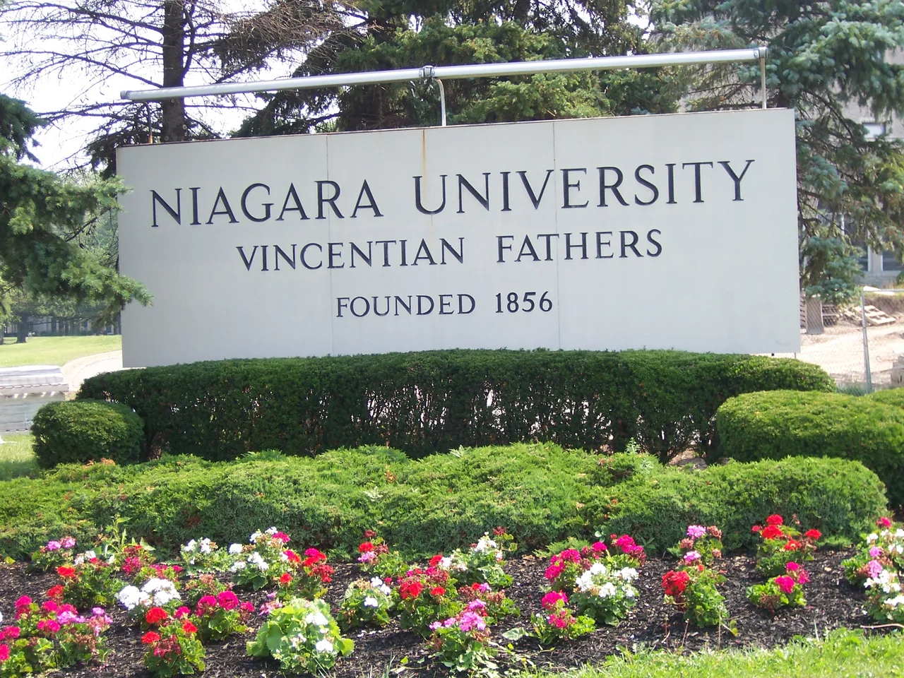 Niagara University campus: Niagara University sign