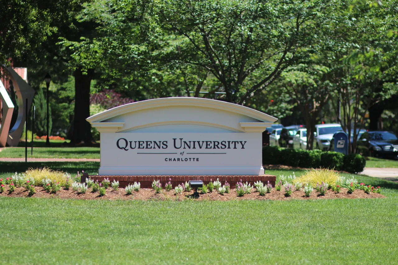 Queens University of Charlotte campus: Queens 1900 sign