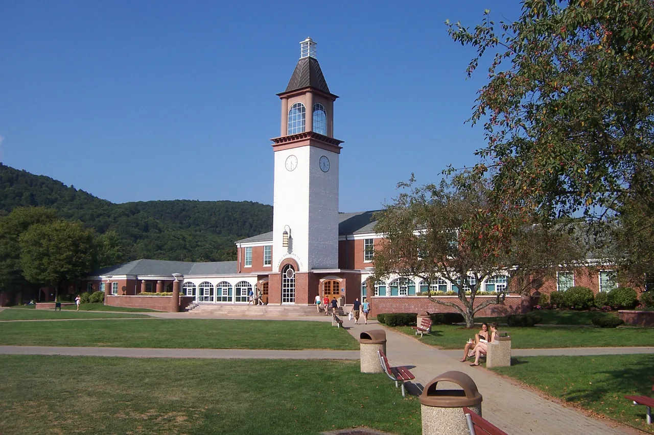 Quinnipiac University campus: Quinnipiac University Arnold Bernhard Library