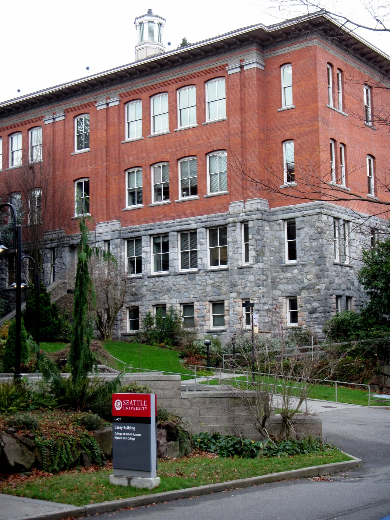 Seattle University campus: Garrand Hall of Seattle University 芸術と科学のブランチ - panoramio